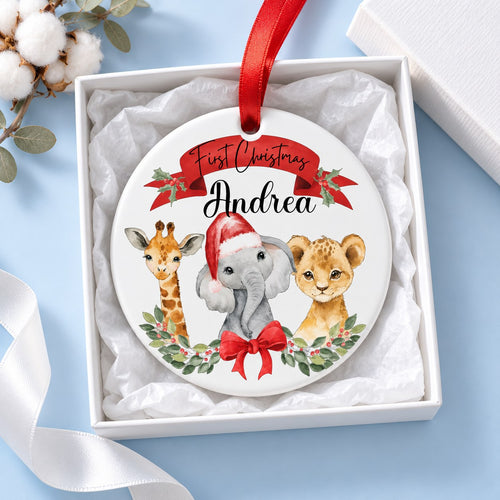 Boule de Noël ronde personnalisée au prénom, animaux de la savane et inscription First Christmas, dans sa boîte cadeau