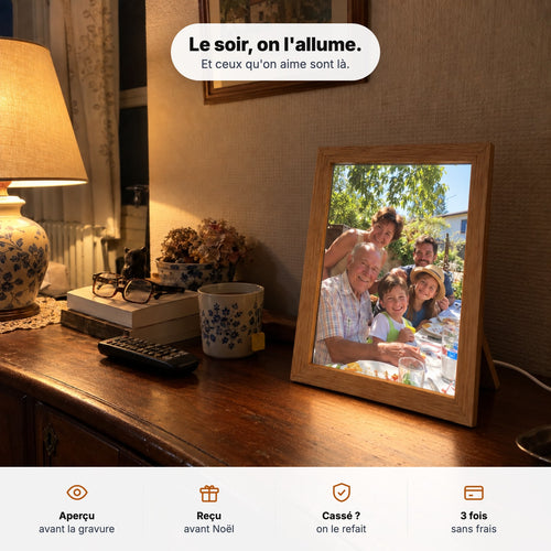 Le cadre lumineux allumé sur un buffet, avec une photo de famille