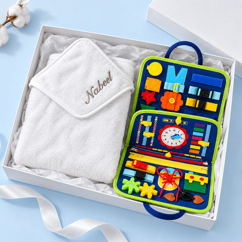 Coffret 2 ans et + : cape de bain brodée au prénom et livre d’éveil en feutre dans leur boîte cadeau