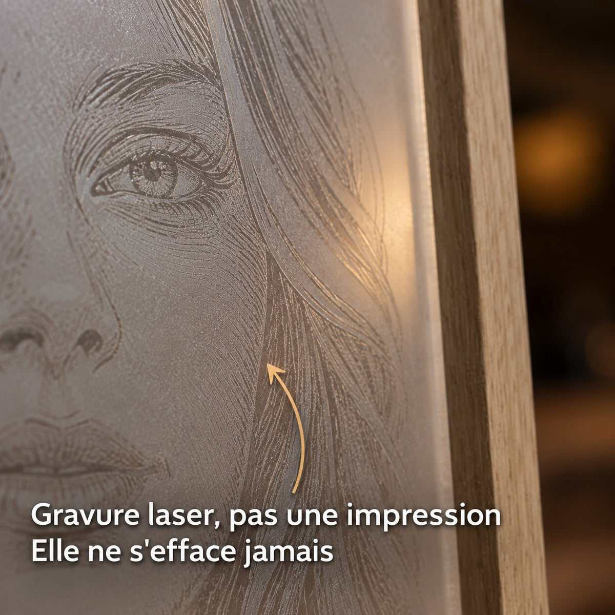 Gros plan sur la gravure laser dans la plaque acrylique dépolie