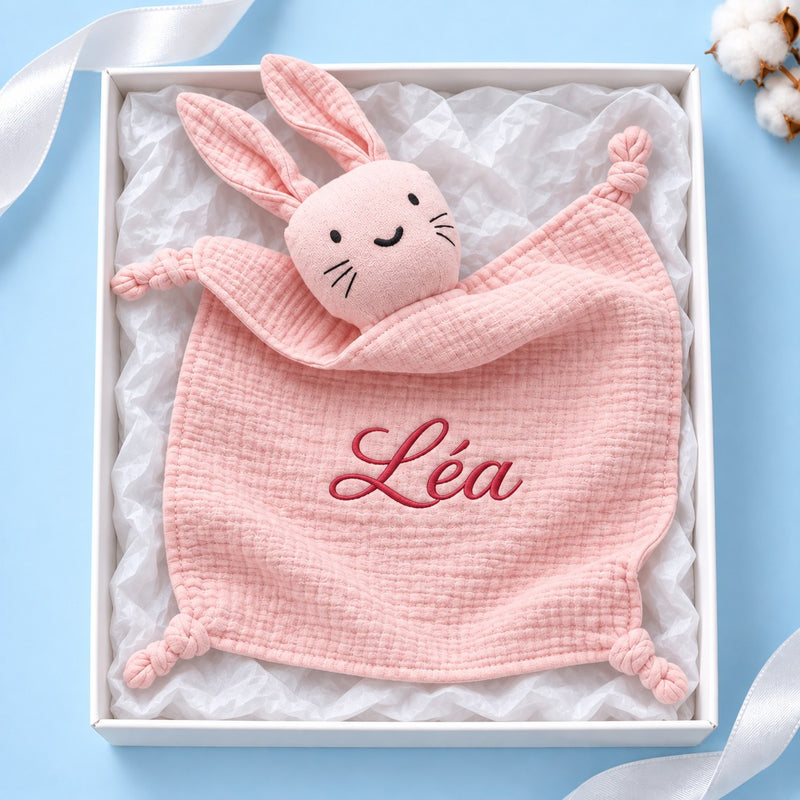 Le doudou lapin, brodé à son prénom