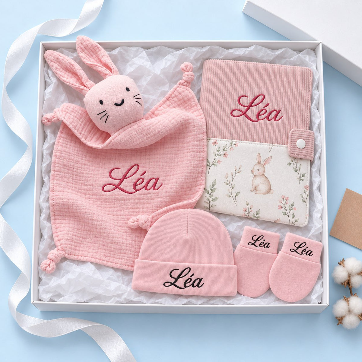 Trousseau de naissance rose poudré brodé au prénom Léa : doudou lapin, protège carnet de santé, bonnet et moufles dans sa boîte cadeau